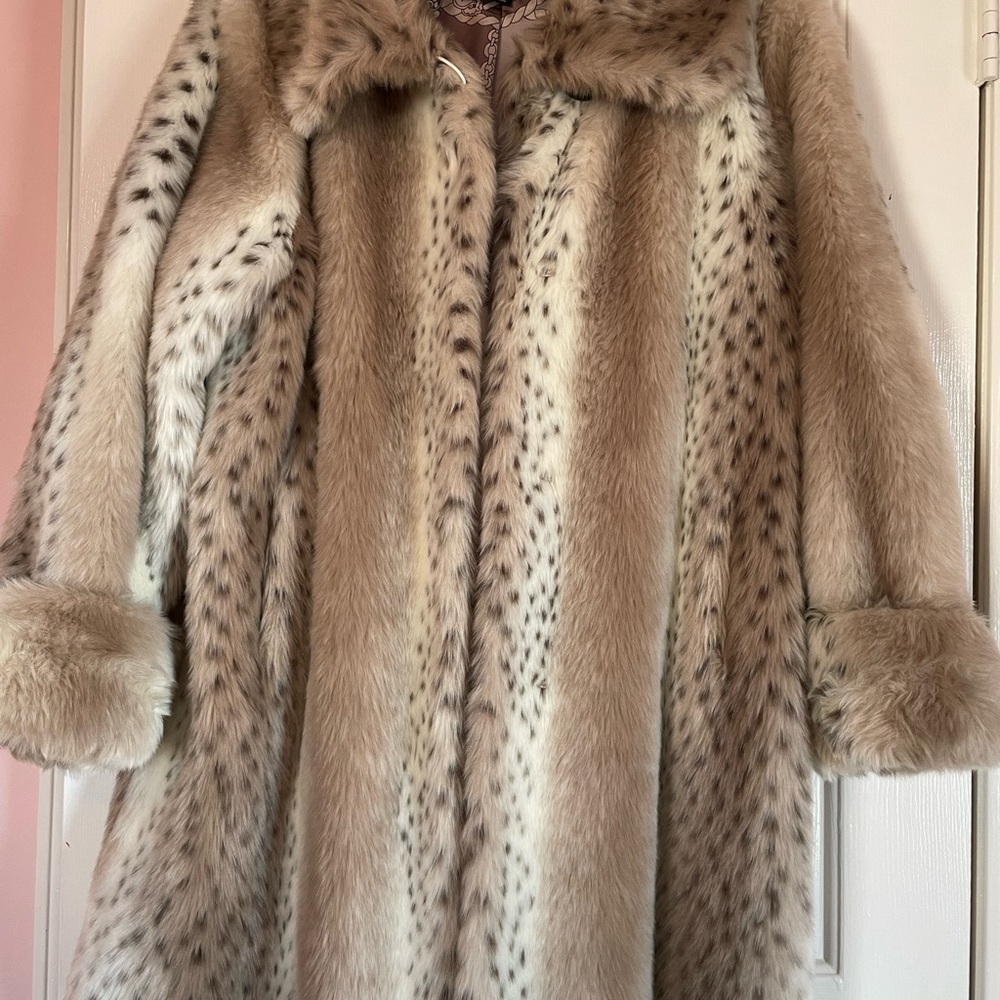 Elegant Faux Fur Coat in Cream and Brown